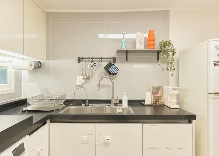 Sinsa Still - 5 Minutes From Sinsa Station, 8 Minutes From Nonhyeon Station, 5 Minutes From Airport Bus, Luggage Storage, Adult Hospital, Business Trip, Hangang Park, Convenient Transportation Seoul