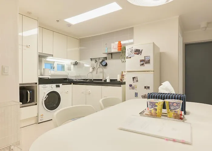 Sinsa Still - 5 Minutes From Sinsa Station, 8 Minutes From Nonhyeon Station, 5 Minutes From Airport Bus, Luggage Storage, Adult Hospital, Business Trip, Hangang Park, Convenient Transportation Villa Seoul