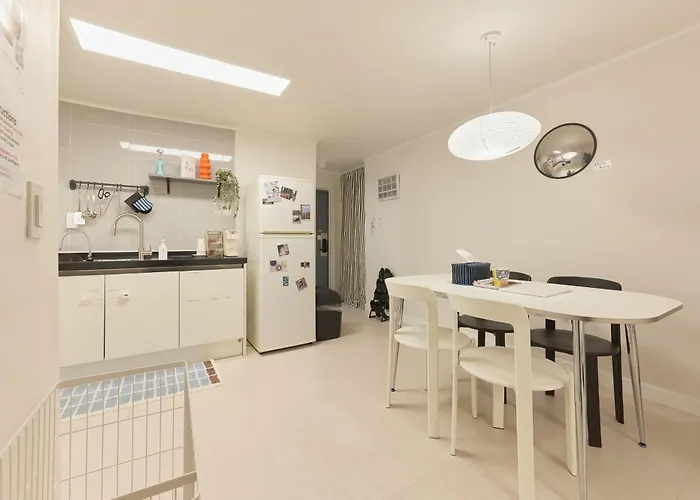 Villa Sinsa Still - 5 Minutes From Sinsa Station, 8 Minutes From Nonhyeon Station, 5 Minutes From Airport Bus, Luggage Storage, Adult Hospital, Business Trip, Hangang Park, Convenient Transportation Seoul
