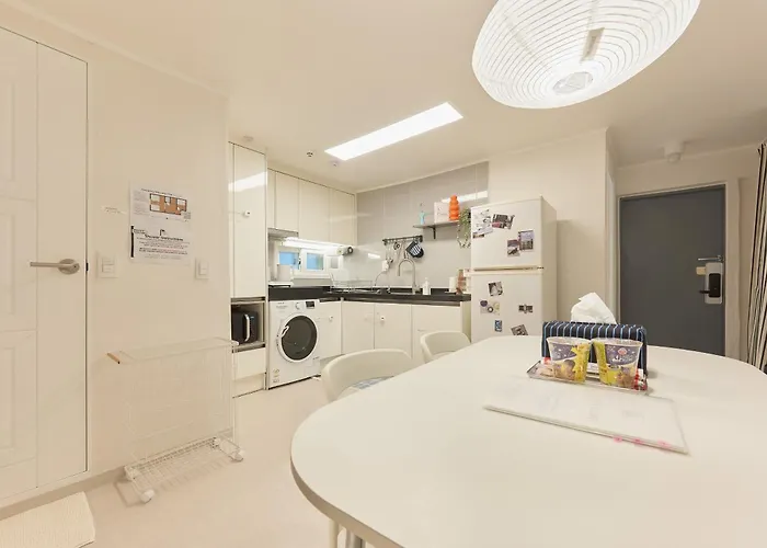 Sinsa Still - 5 Minutes From Sinsa Station, 8 Minutes From Nonhyeon Station, 5 Minutes From Airport Bus, Luggage Storage, Adult Hospital, Business Trip, Hangang Park, Convenient Transportation