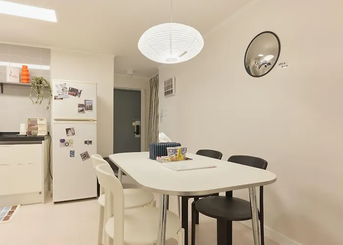 Sinsa Still - 5 Minutes From Sinsa Station, 8 Minutes From Nonhyeon Station, 5 Minutes From Airport Bus, Luggage Storage, Adult Hospital, Business Trip, Hangang Park, Convenient Transportation * Seoul