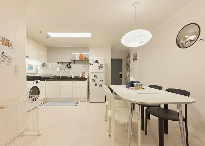 Sinsa Still - 5 Minutes From Sinsa Station, 8 Minutes From Nonhyeon Station, 5 Minutes From Airport Bus, Luggage Storage, Adult Hospital, Business Trip, Hangang Park, Convenient Transportation Villa