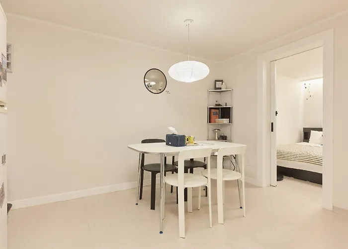Sinsa Still - 5 Minutes From Sinsa Station, 8 Minutes From Nonhyeon Station, 5 Minutes From Airport Bus, Luggage Storage, Adult Hospital, Business Trip, Hangang Park, Convenient Transportation Seoul