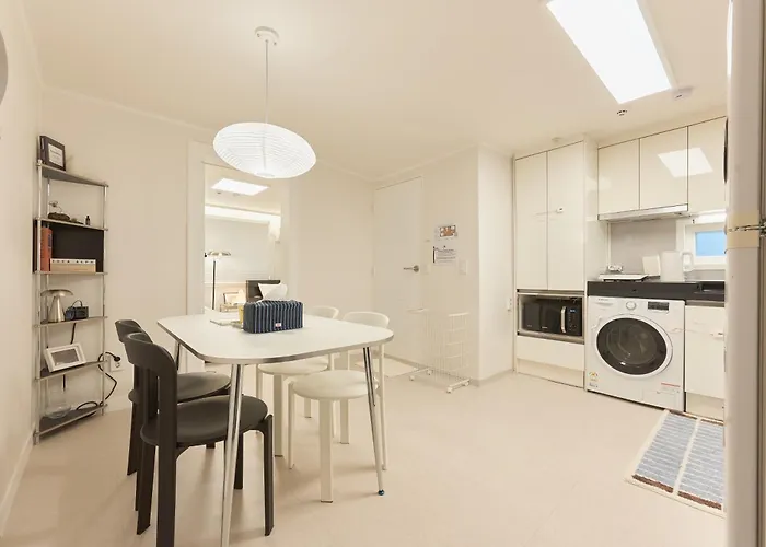 Villa Sinsa Still - 5 Minutes From Sinsa Station, 8 Minutes From Nonhyeon Station, 5 Minutes From Airport Bus, Luggage Storage, Adult Hospital, Business Trip, Hangang Park, Convenient Transportation Seoul
