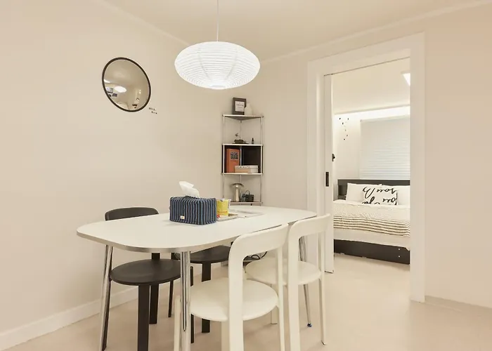 Sinsa Still - 5 Minutes From Sinsa Station, 8 Minutes From Nonhyeon Station, 5 Minutes From Airport Bus, Luggage Storage, Adult Hospital, Business Trip, Hangang Park, Convenient Transportation