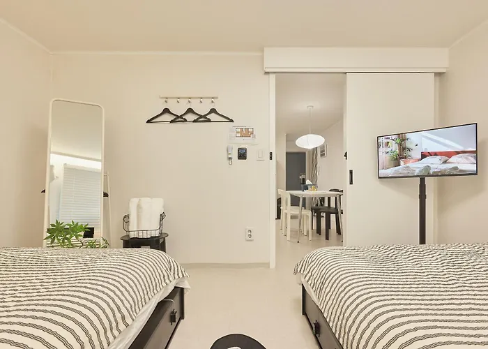 Sinsa Still - 5 Minutes From Sinsa Station, 8 Minutes From Nonhyeon Station, 5 Minutes From Airport Bus, Luggage Storage, Adult Hospital, Business Trip, Hangang Park, Convenient Transportation * Seoul