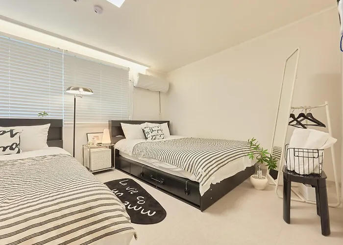 Sinsa Still - 5 Minutes From Sinsa Station, 8 Minutes From Nonhyeon Station, 5 Minutes From Airport Bus, Luggage Storage, Adult Hospital, Business Trip, Hangang Park, Convenient Transportation