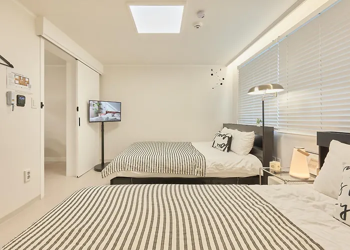 Sinsa Still - 5 Minutes From Sinsa Station, 8 Minutes From Nonhyeon Station, 5 Minutes From Airport Bus, Luggage Storage, Adult Hospital, Business Trip, Hangang Park, Convenient Transportation Villa Seoul