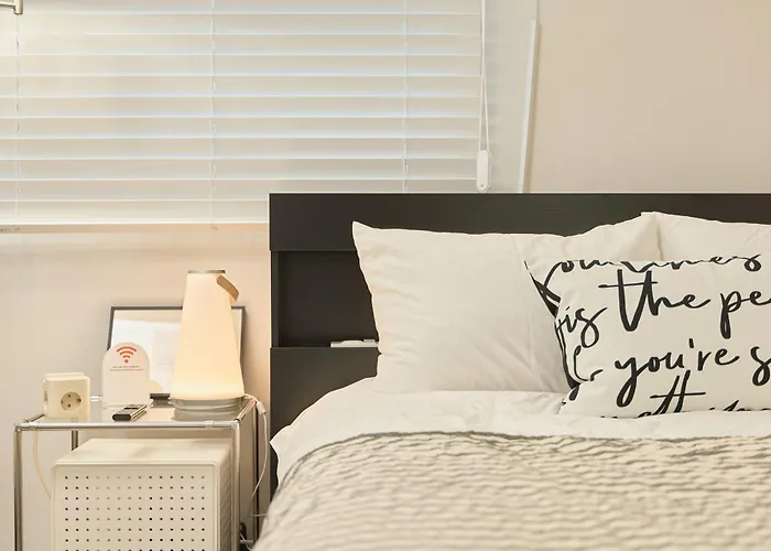 Villa Sinsa Still - 5 Minutes From Sinsa Station, 8 Minutes From Nonhyeon Station, 5 Minutes From Airport Bus, Luggage Storage, Adult Hospital, Business Trip, Hangang Park, Convenient Transportation Seoul