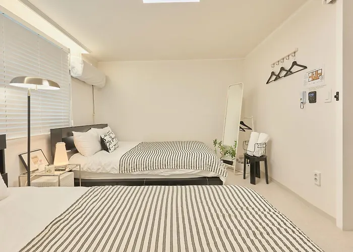 Sinsa Still - 5 Minutes From Sinsa Station, 8 Minutes From Nonhyeon Station, 5 Minutes From Airport Bus, Luggage Storage, Adult Hospital, Business Trip, Hangang Park, Convenient Transportation *