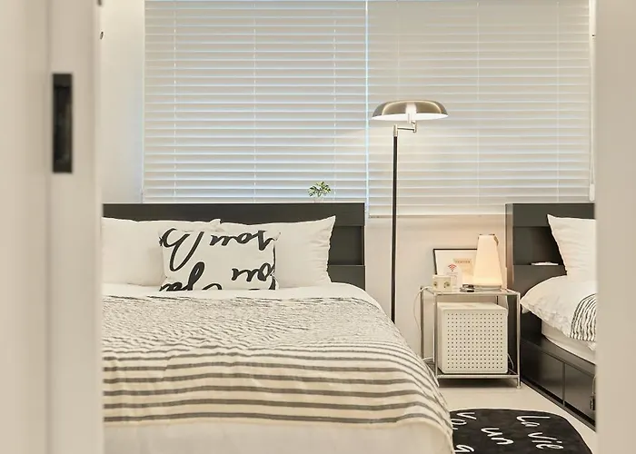 Sinsa Still - 5 Minutes From Sinsa Station, 8 Minutes From Nonhyeon Station, 5 Minutes From Airport Bus, Luggage Storage, Adult Hospital, Business Trip, Hangang Park, Convenient Transportation * Seoul
