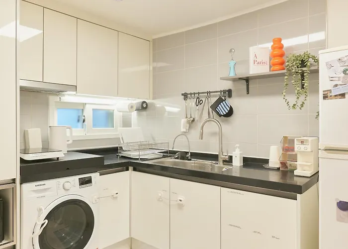 Sinsa Still - 5 Minutes From Sinsa Station, 8 Minutes From Nonhyeon Station, 5 Minutes From Airport Bus, Luggage Storage, Adult Hospital, Business Trip, Hangang Park, Convenient Transportation Villa Seoul