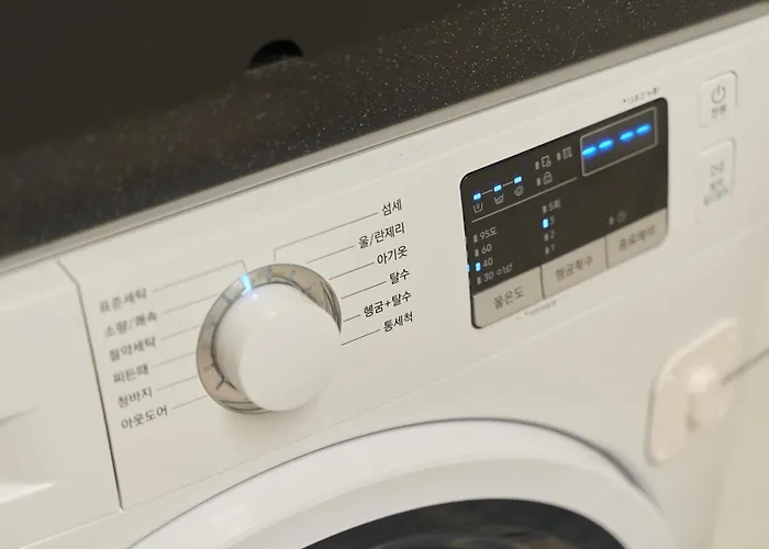Sinsa Still - 5 Minutes From Sinsa Station, 8 Minutes From Nonhyeon Station, 5 Minutes From Airport Bus, Luggage Storage, Adult Hospital, Business Trip, Hangang Park, Convenient Transportation Seoul