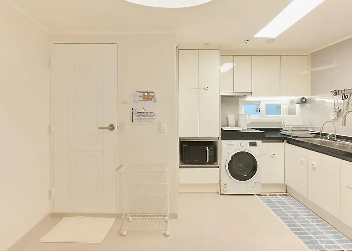 Sinsa Still - 5 Minutes From Sinsa Station, 8 Minutes From Nonhyeon Station, 5 Minutes From Airport Bus, Luggage Storage, Adult Hospital, Business Trip, Hangang Park, Convenient Transportation *