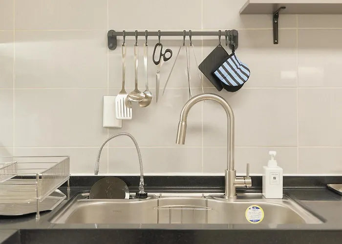 Sinsa Still - 5 Minutes From Sinsa Station, 8 Minutes From Nonhyeon Station, 5 Minutes From Airport Bus, Luggage Storage, Adult Hospital, Business Trip, Hangang Park, Convenient Transportation Seoul