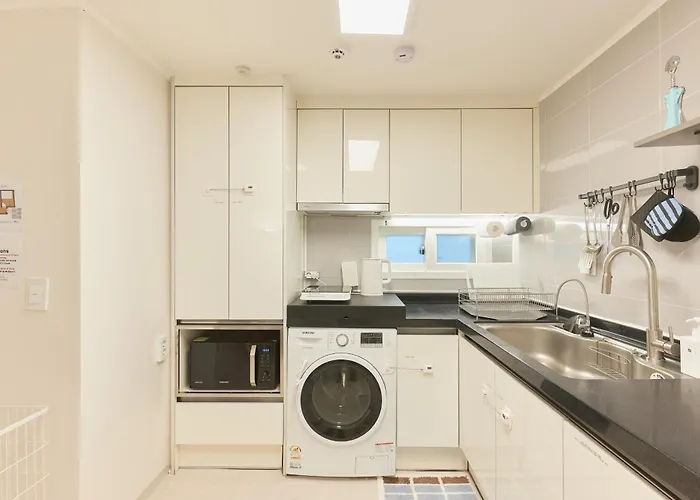 Sinsa Still - 5 Minutes From Sinsa Station, 8 Minutes From Nonhyeon Station, 5 Minutes From Airport Bus, Luggage Storage, Adult Hospital, Business Trip, Hangang Park, Convenient Transportation * Seoul